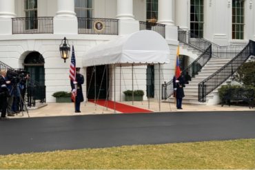 ¡VEA! La bandera de Venezuela fue izada junto a la de Estados Unidos en los jardines de la Casa Blanca (+imagen)