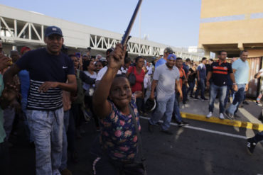 ¡INDIGNANTE! La mujer que intentó agredir a los periodistas y a Juan Guaidó con un palo a su salida de Maiquetía (+Fotos)