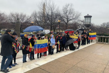 ¡VEA! Venezolanos se reúnen en las afueras de la OEA a la espera de la salida de Guaidó (+Video)