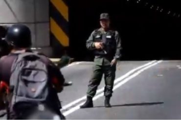 ¡DESESPERADOS! Guardia Nacional bloquea las vías que conectan Caracas con Maiquetía para dificultar regreso de Guaidó (+Video)