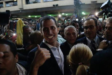 ¡VEA! A Guaidó lo recibían con aplausos y ovaciones hasta que los colectivos impusieron la nota violenta (+Videos)