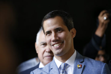 ¡VEA AQUÍ! “En casa”: La FOTO de Juan Guaidó pasando por migración minutos antes de salir de Maiquetía