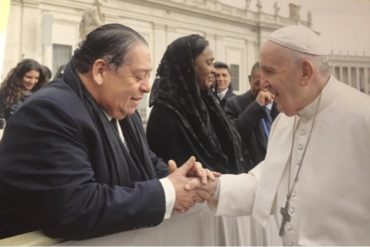 ¿QUÉ TAL? Hermann Escarrá saludó al Papa Francisco a las afueras del Vaticano (+Fotos)