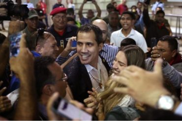 ¡DE NUEVO JUNTOS! La foto: El abrazo de reencuentro entre Guaidó y Fabiana Rosales tras su regreso a Venezuela