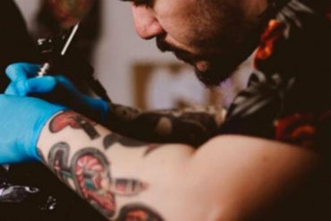 ¡QUÉ FUERTE! “Propiedad de Karen”: Una mujer obligó a su novio a tatuarse esta frase en el pene