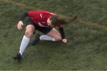 ¡SORPRENDENTE! Una jugadora se dislocó la rodilla, se la acomodó a los golpes y siguió jugando (+Video impresionante)