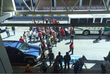 ¡ATENCIÓN! Justo cuando se espera la llegada de Guaidó, llegan chavistas a Maiquetía a protestar por sanciones a Conviasa (+Video)