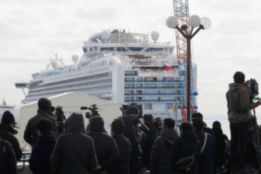 ¡ENTÉRESE! Comenzaron a desembarcar los pasajeros del crucero atracado en Japón tras 14 días en cuarentena por el coronavirus