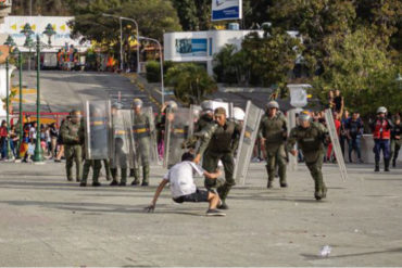 ¡MIRE! La trifulca que se armó en Los Próceres que terminó con más de 12 detenidos: Jóvenes lanzaron bombas de agua y pintura a GNB (+Fotos)