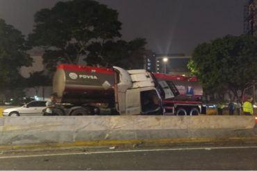 ¡ÚLTIMA HORA! Gandola de Pdvsa se volcó a la altura del CCCT y generó fuerte retraso en la autopista Francisco Fajardo (+Fotos)