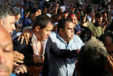 ¡ÚLTIMA HORA! Así llegó Guaidó a Maiquetía: Colectivos chavistas lo agredieron a su salida del aeropuerto (+Video)