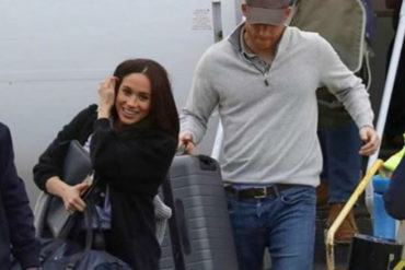 ¡LES CAMBIÓ LA VIDA! Bajando de un avión comercial y cargando sus propias maletas: Las fotos de la reaparición de Harry y Meghan (+Imágenes)