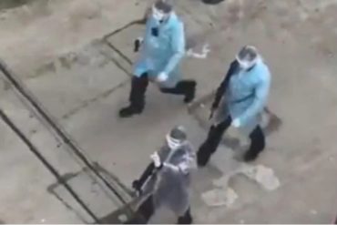 ¡QUÉ MIEDO! ¿Médicos o policías? Los misteriosos funcionarios con batas y rifles patrullan las calles de Wuhan (+Videos)