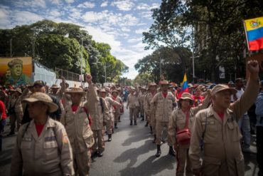 ¡AH, OK! Con armas de mentira “entrenan” milicianos para defender al país de un posible invasión de EEUU (+Foto bochornosa)