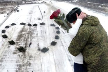 ¿QUÉ TAL? Un militar ruso construyó un corazón con 16 tanques para pedir la mano de su novia (+Video)