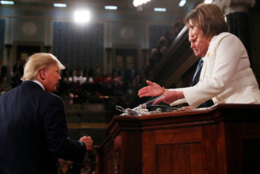 ¡DESPLANTE! El momento en que Trump ignoró a Nancy Pelosi y la dejó con la mano tendida durante su discurso anual (+Video)