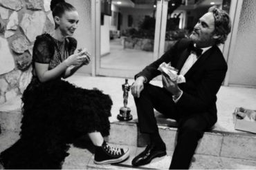 ¡QUÉ HUMILDE! Sentado en una escalera y comiendo hamburguesas veganas con su novia: Así celebró Joaquín Phoenix su primer Oscar