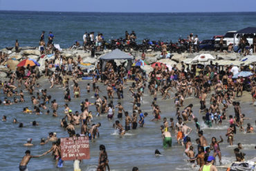 ¡PLAYA, SOL Y ARENA! «¿Qué crisis?»: Algunos venezolanos parecen olvidar sus problemas en medio del «disfrute» temporal