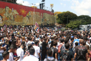 ¡LO ÚLTIMO! Estudiantes universitarios protestan en la autopista Francisco Fajardo este #27Feb (+Fotos +Videos)