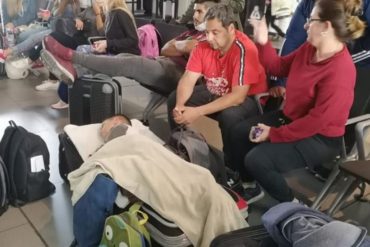 ¡INHUMANO! Decenas de pasajeros, la mayoría venezolanos, quedan varados en el aeropuerto de Bogotá por medidas de Iván Duque