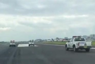 ¡QUÉ FUERTE! Vehículos municipales invadieron pista del aeropuerto de Guayaquil para impedir aterrizaje de avión proveniente de Europa (+Video)