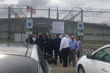 ¡SOLIDARIO! «Nuestro compromiso es trabajar sin tregua»: Vecchio visitó a 23 venezolanos detenidos en Texas por razones migratorias (+Videos)