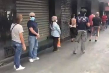 ¡SE LO MOSTRAMOS! A pesar de la cuarentena la gente en Caracas sigue haciendo colas en los mercados por alimentos (temen al desabastecimiento) (+Video)