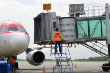 ¡ASQUEROSO! Investigan a un médico por toser en la cara de varias empleadas de una aerolínea colombiana: “Se ve la intención de infectar a los demás”