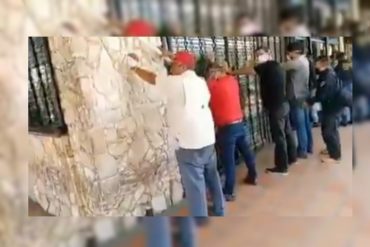 ¡SE PASAN! Detienen a un grupo de personas en Puerto Ordaz por ingerir bebidas alcohólicas a las afueras de una licorería (+Video)