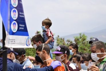 ¡SE LO MOSTRAMOS! Migrantes venezolanos comenzaron a cruzar el puente internacional Simón Bolívar con mascarillas tras exigencia de Colombia (+Videos)