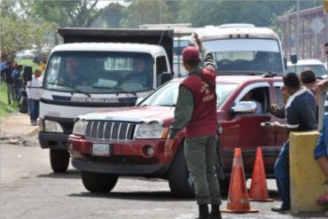 ¡VEA AQUÍ! “Solo se le va a echar gasolina a patrullas, ambulancias y médicos certificados”: lo que dijo este GNB a ciudadanos con carros de particulares (+Video)