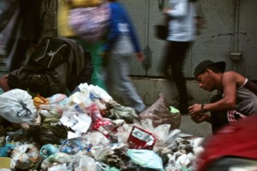 ¡LAMENTABLE! Venezolano que recicla plástico de la basura: “Si llegamos a ser encerrados 40 días, mis hijos van a morir por hambre”