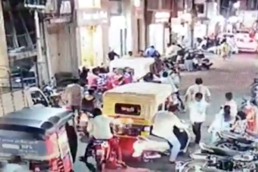 ¡SE PASAN! Un hombre estornudó en plena calle de la India y otro lo golpeó brutalmente por pánico al coronavirus (+Video)