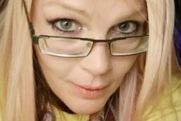 ¡TERRIBLE! Mujer decapitó a su mamá y paseó la cabeza en frente de sus amigos (+Hasta un beso le dio)