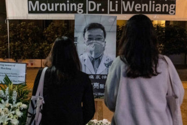 ¡MUY TARDE! Policía de Wuhan pide perdón a la familia de Li Wenliang, el médico que alertó sobre el coronavirus y quien fue detenido (murió en febrero)