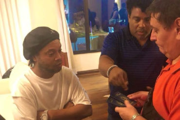 ¡BOCHORNOSO! Detuvieron a Ronaldinho en Paraguay, acusado de haber ingresado al país con documentación falsa (+Fotos)