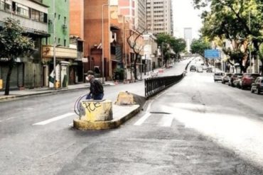 ¡MUY FUERTE! La desgarradora imagen del señor del “hula-hula” que espera el paso de transeúntes en La Candelaria: La calle está desolada por la cuarentena