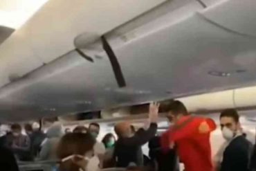 ¡LA LOCURA! Pasajeros de un avión que volaba a Beirut golpearon a “bromistas” que estornudaban sobre otras personas a propósito (+Video)