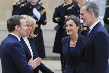 ¡NO SE LO PIERDA! La razón por la que Macron y su esposa no le estrecharon las manos a los reyes de España (+Videos)