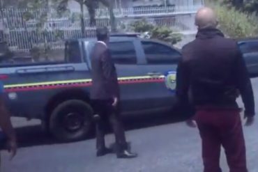 ¡DURO! Guaidó se las cantó a los agentes del Sebin que lo esperaban en su casa: “Apenas llego, se van corriendo” (+Video)