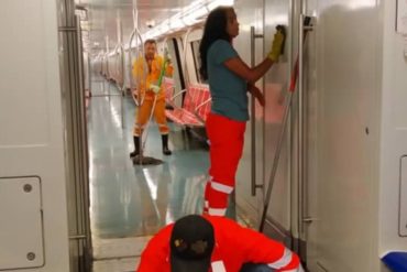 ¡QUÉ BURLA! Trabajadores del Metro de Caracas limpian las instalaciones sin guantes ni tapaboca (+Fotos)