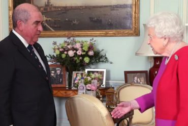 ¡IMPERDIBLE! La reina Isabel mantiene una foto nunca antes vista de Meghan Markle y el príncipe Harry en su Palacio (+La prueba)