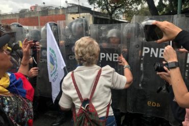 ¡VÉALO AQUÍ! El momento exacto en el que empezó la represión contra manifestantes en Chacaíto (+Videos + lluvia de bombas)