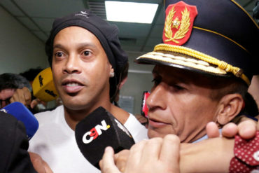 ¡QUÉ SHOW! Exfutbolista brasileño Ronaldinho fue detenido en Paraguay por uso de documento público falso