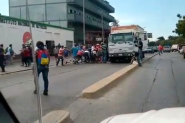 ¡ÚLTIMA HORA! Reportan saqueo de camión de alimentos en Barcelona este #18Mar (+Video)