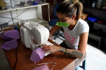 ¡RESOLVIENDO! Venezolanos recurren a tapabocas de tela producidos en pequeños talleres de costura para protegerse del coronavirus