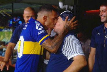 ¡AH, OK! «Que Carlitos se prepare, le voy a dar un pico que le voy a romper todo»: Maradona cumplió su promesa y besó a Tévez (+Video)