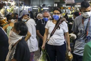 ¡NO HAY DE OTRA! Caraqueños fabrican tapabocas hechos de tela debido a la escasez o altos costos (+Video)