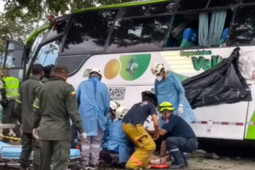 ¡TERRIBLE! Autobús que transportaba venezolanos que retornaban al país sufrió fatal accidente en Colombia