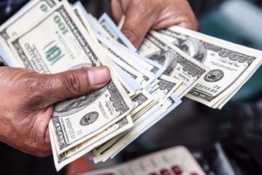 ¡IMPARABLE! Economistas estiman que el dólar paralelo podría superar el millón y medio de bolívares a final de año (+La razón)
